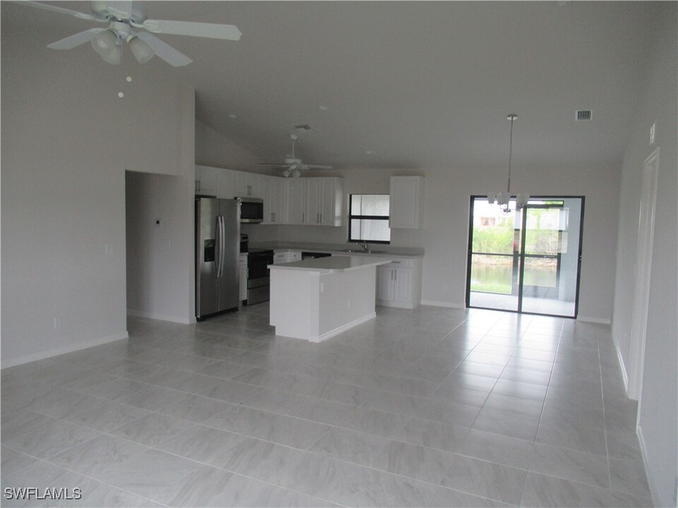 1111 NW 18th St in Cape Coral, FL - Building Photo