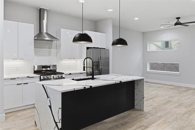 property at 2115 N Fitzhugh Ave