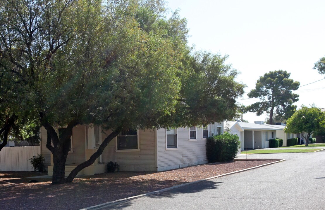 Madelines Apartments in Phoenix, AZ - Building Photo