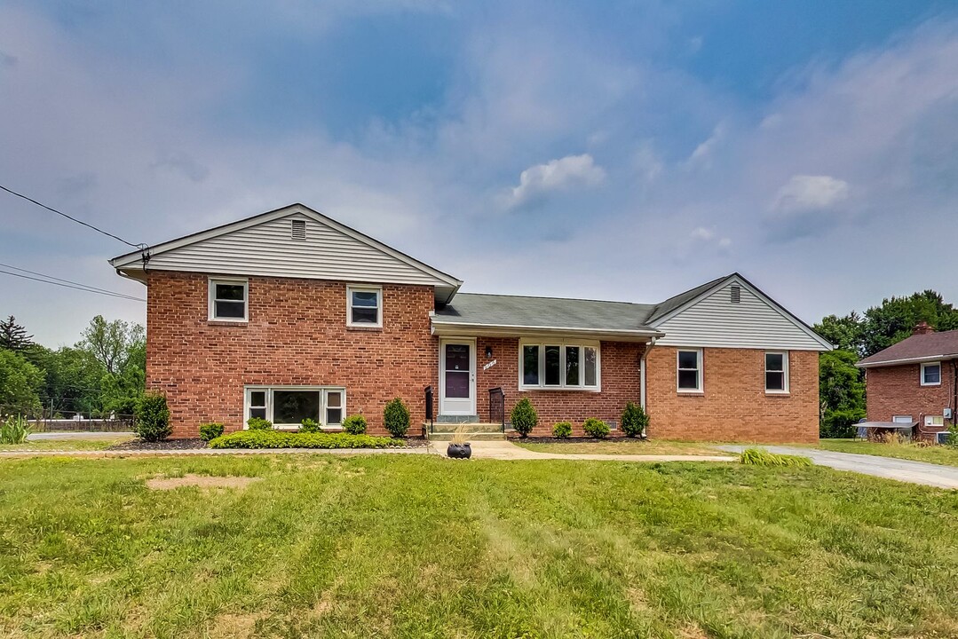 906 Snider Ln in Silver Spring, MD - Building Photo