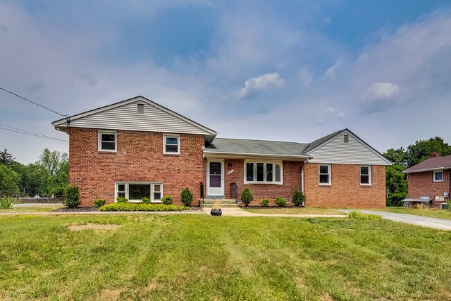 property at 906 Snider Ln