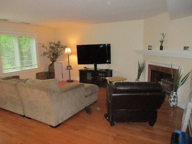 697 Hammond St in Brookline, MA - Building Photo - Building Photo