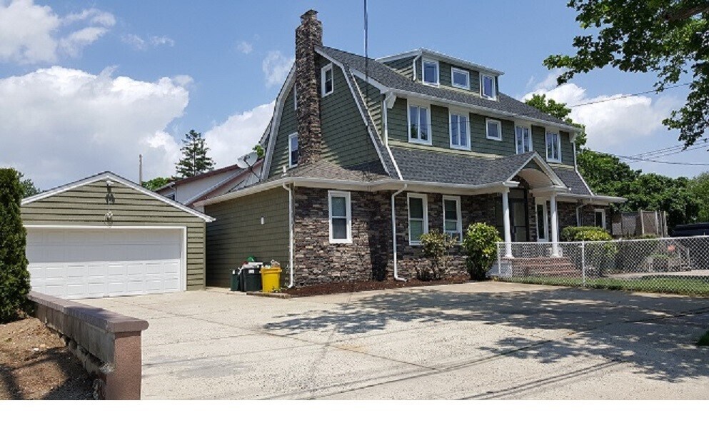 1216 W Broadway in Hewlett, NY - Building Photo