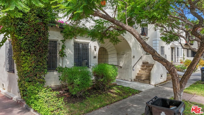 351 N Sierra Bonita Ave in Los Angeles, CA - Building Photo - Building Photo