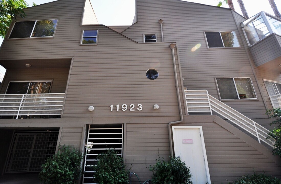 11923 Laurelwood Dr, Unit 07 in Los Angeles, CA - Building Photo