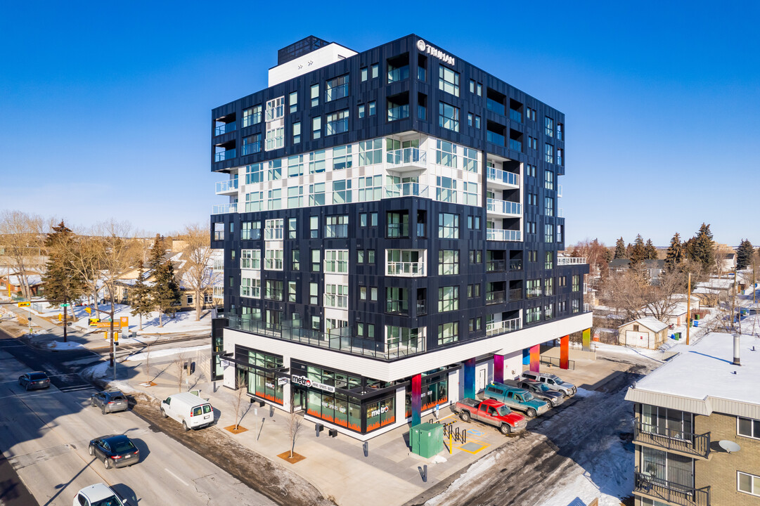17 West in Calgary, AB - Building Photo