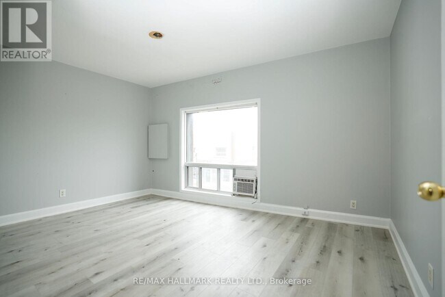 37-37 Holland St W