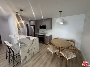 911 Kings Rd in West Hollywood, CA - Foto de edificio - Building Photo