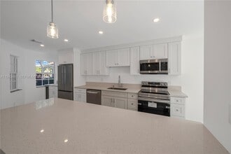 13914 SW 101st Ln in Miami, FL - Foto de edificio - Building Photo