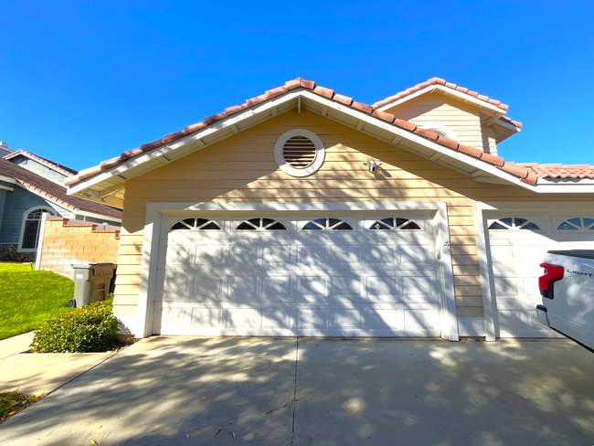 2700 Toumey Ln in Corona, CA - Foto de edificio - Building Photo