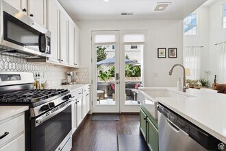 10606 S Redknife Dr in South Jordan, UT - Building Photo - Building Photo