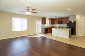 10607 Seasonable Dr in Las Vegas, NV - Building Photo - Building Photo