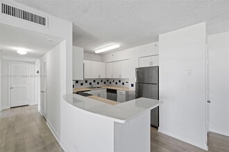 1500 Bay Rd, Unit S-0502 in Miami Beach, FL - Building Photo - Building Photo