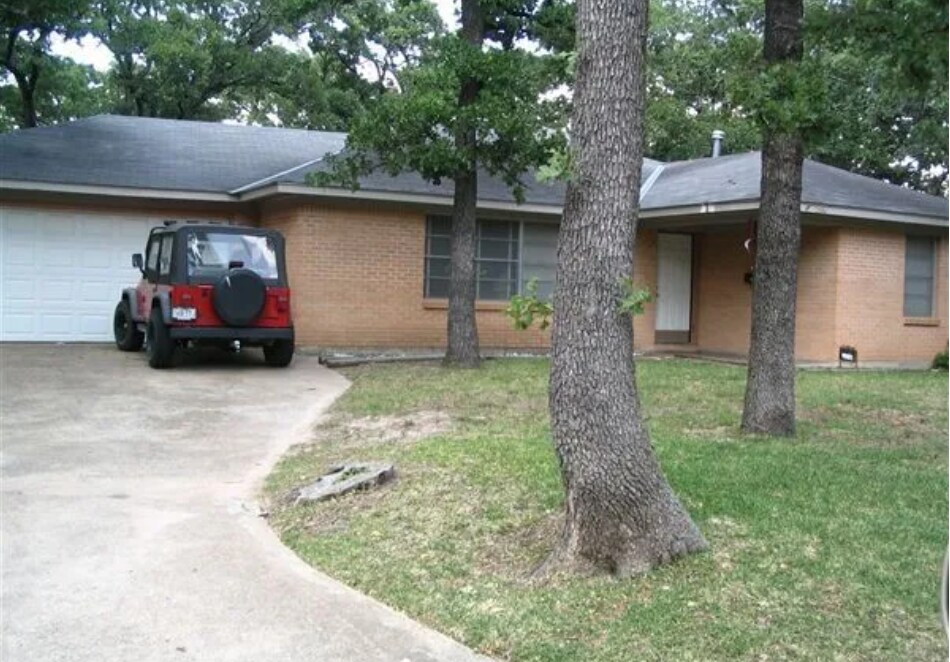 4005 Oaklawn St in Bryan, TX - Building Photo