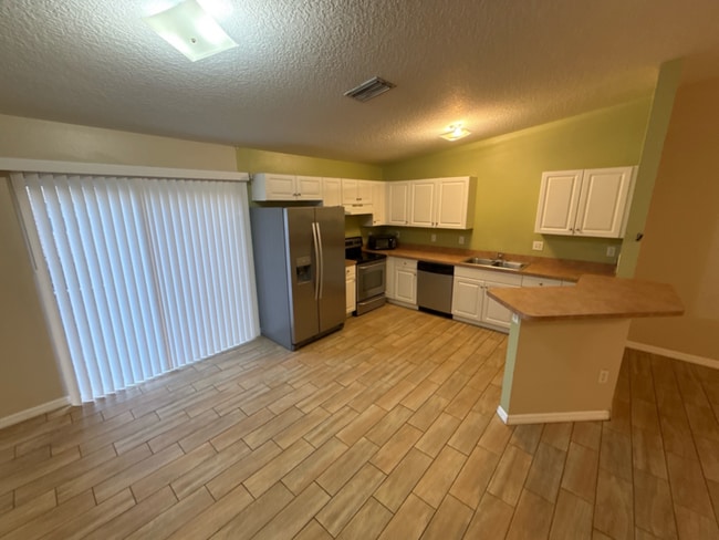 105 Melody Ln in Largo, FL - Building Photo - Building Photo