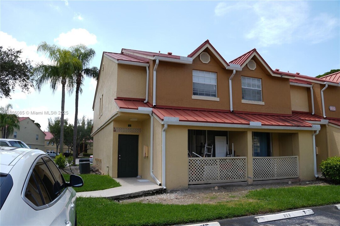 18332 NW 68th Ave in Hialeah, FL - Building Photo