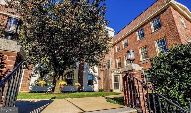 property at 709 N Broom St