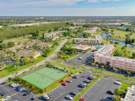 170 Turtle Lake Ct in Naples, FL - Building Photo