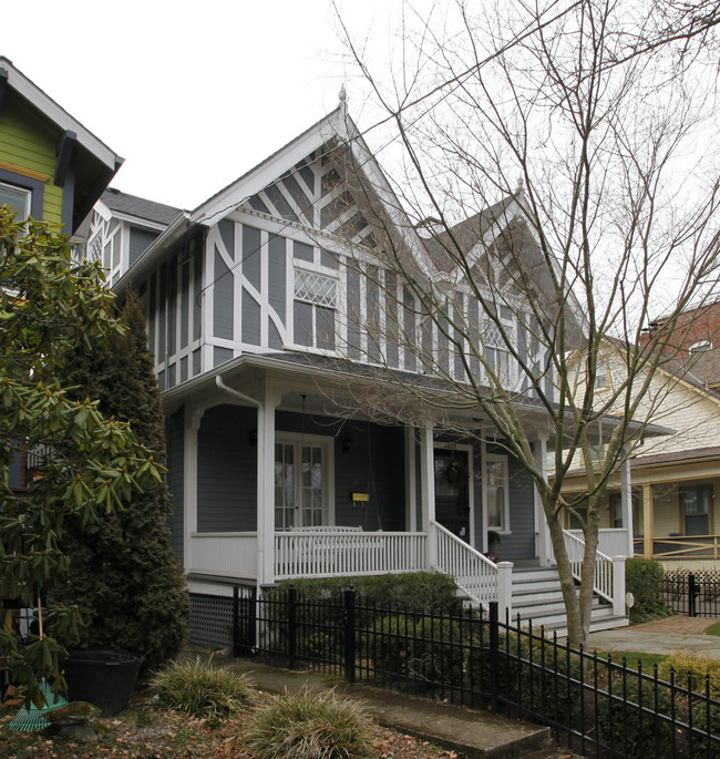 2035 NW Kearney St in Portland, OR - Foto de edificio - Building Photo