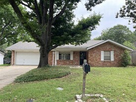 705 White Oak Ln in Arlington, TX - Building Photo