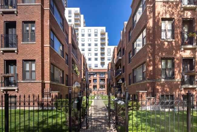 Winona Courtyard in Chicago, IL - Foto de edificio - Building Photo