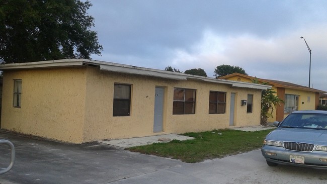 2709 Avenue D in Fort Pierce, FL - Building Photo - Building Photo