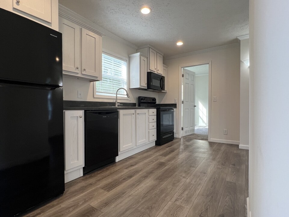 178 Redwood Ln in Browns Summit, NC - Building Photo