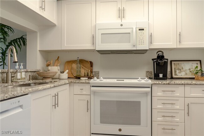 265 Deerwood Cir in Naples, FL - Foto de edificio - Building Photo