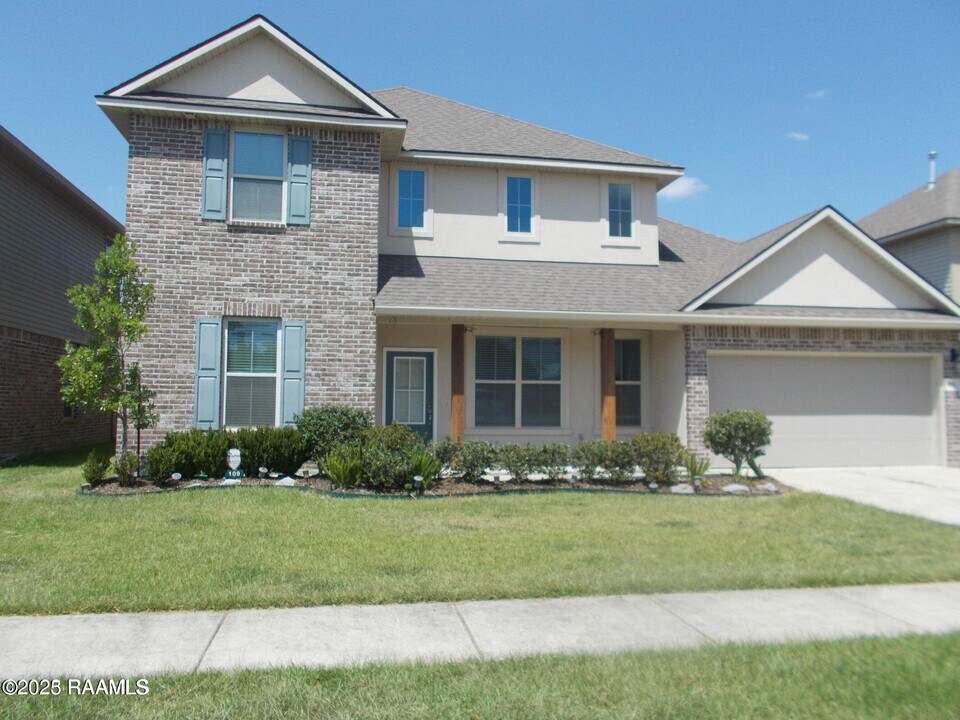 109 Marais Ave in Youngsville, LA - Building Photo