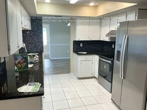 1750 Country Meadows Dr in Sarasota, FL - Foto de edificio - Building Photo