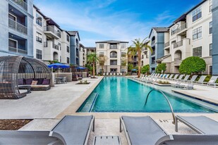 Portico Kirby in Houston, TX - Building Photo