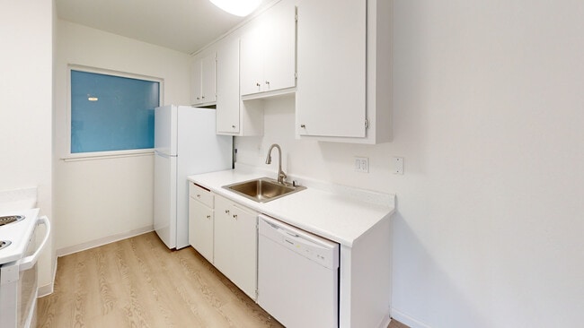 541 Alameda del Prado in Novato, CA - Building Photo - Building Photo