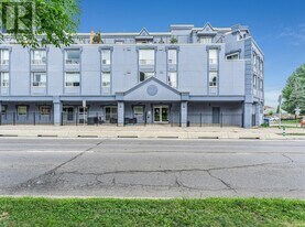 400 York Blvd in Hamilton, ON - Building Photo