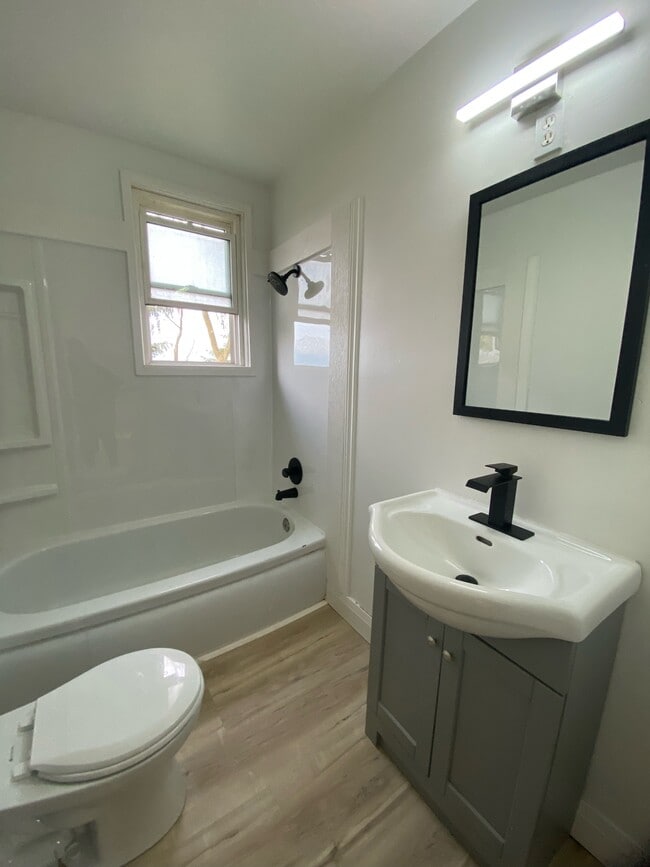 1742 Confederation Line in Sarnia, ON - Building Photo - Building Photo