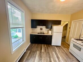 128 Adams St in Waltham, MA - Building Photo - Building Photo
