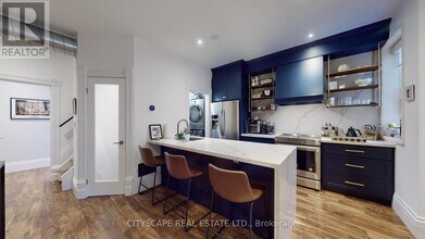 936 Dundas St E in Toronto, ON - Building Photo - Building Photo