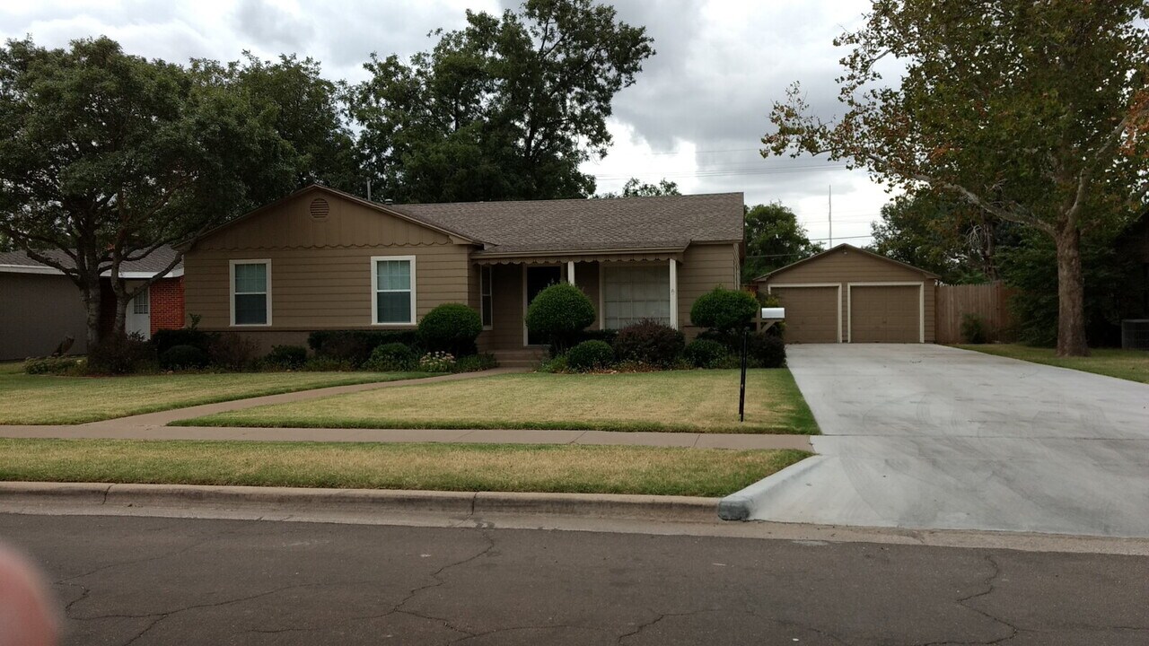 3015 32nd St in Lubbock, TX - Building Photo