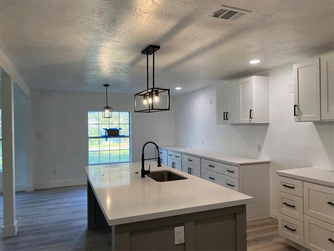 502 Independence St in Liberty, TX - Building Photo - Building Photo