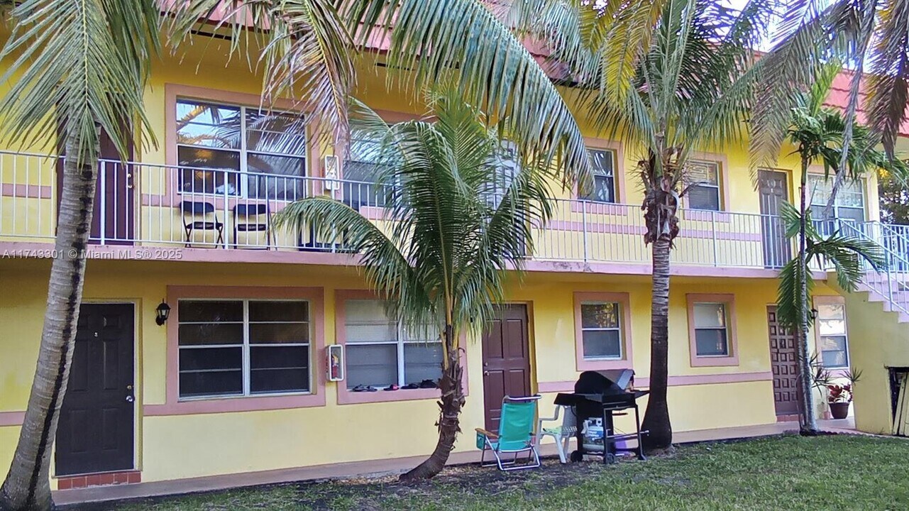 1826 Cleveland St in Hollywood, FL - Foto de edificio