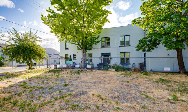 134 NW E St in Grants Pass, OR - Building Photo - Building Photo