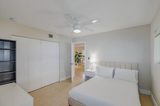 Orduna Court in Coral Gables, FL - Foto de edificio - Building Photo