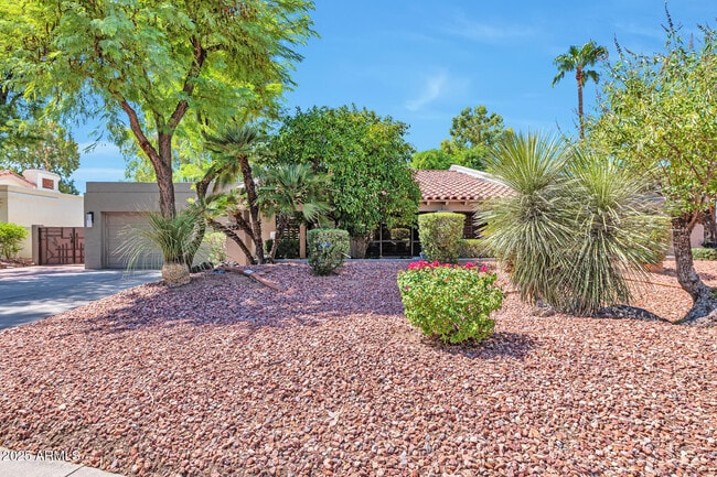 property at 8328 N Vía Rico