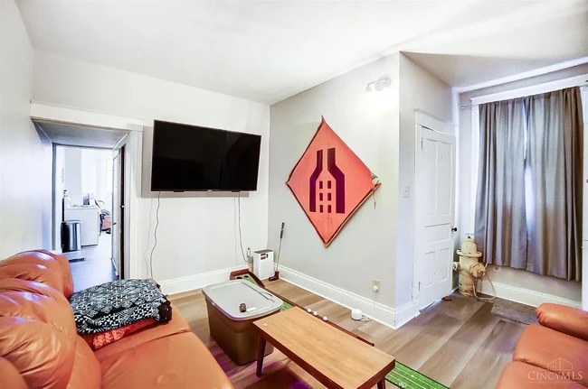 2346 Flora St, Unit 1 in Cincinnati, OH - Foto de edificio - Building Photo