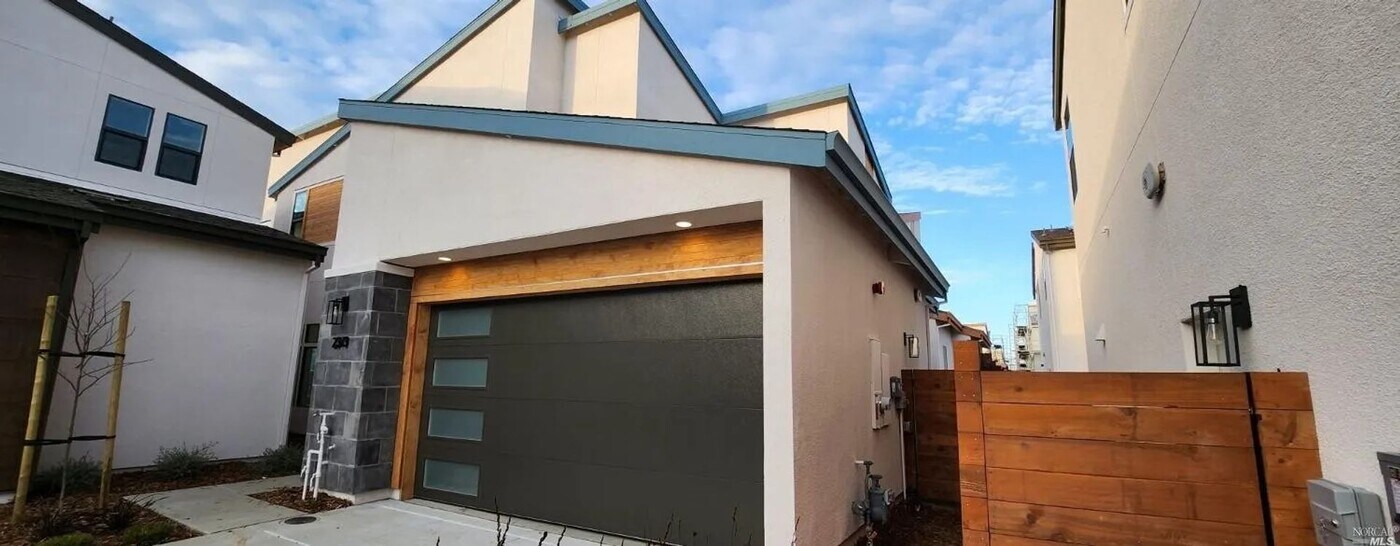 2373 Waterside Dr in Fairfield, CA - Building Photo