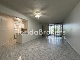 213 Lake Pointe Dr in Oakland Park, FL - Building Photo - Building Photo