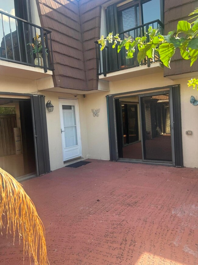 1009 10th Ln in Palm Beach Gardens, FL - Building Photo - Building Photo