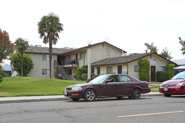 407 E 11th St in Hanford, CA - Building Photo - Primary Photo