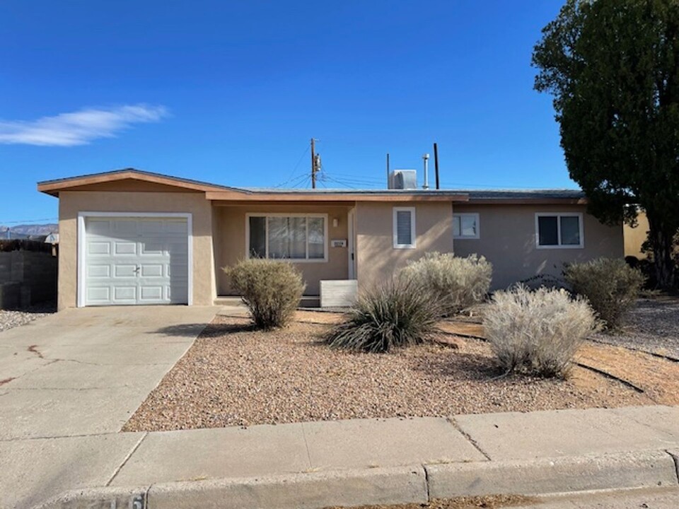 3216 Alvarado Dr NE in Albuquerque, NM - Building Photo