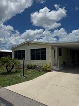 1045 Great Lakes Dr in Naples, FL - Building Photo