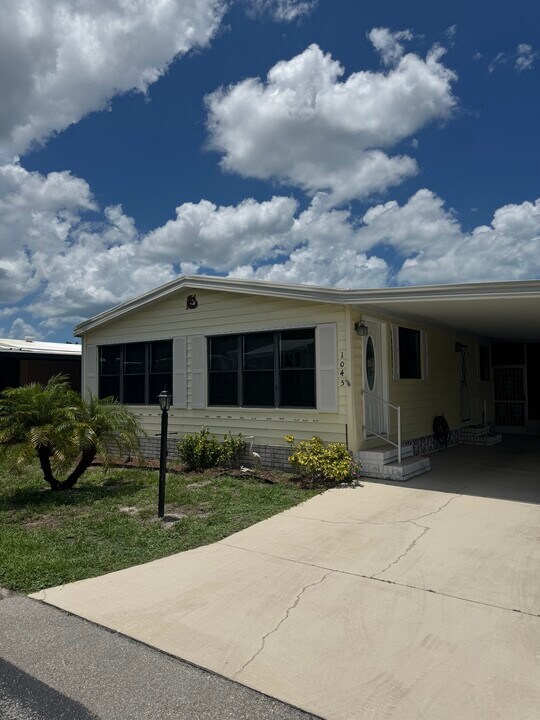 1045 Great Lakes Dr in Naples, FL - Building Photo